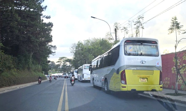 Cảnh s&aacute;t giao th&ocirc;ng Đ&agrave; Lạt: X&acirc;y dựng h&igrave;nh ảnh th&acirc;n thiện với du kh&aacute;ch năm 2026 - Ảnh 3.