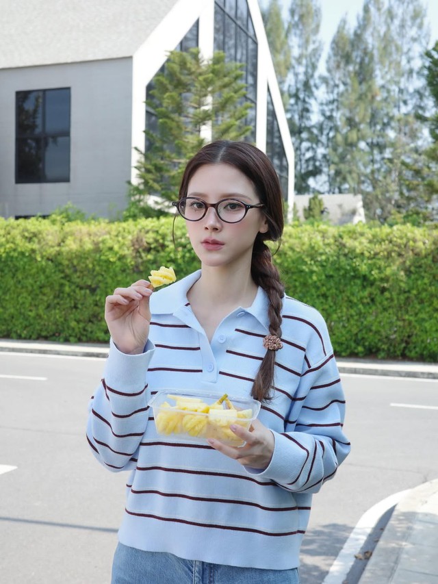 Nàng thêm tự tin khi diện áo kẻ sọc ngang trong ngày nắng - Ảnh 1.