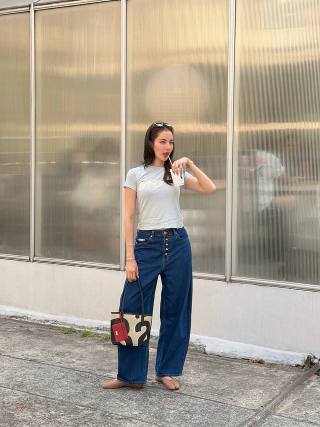 Làm mới tủ đồ mùa hè với quần jeans ống rộng trẻ trung - Ảnh 4.