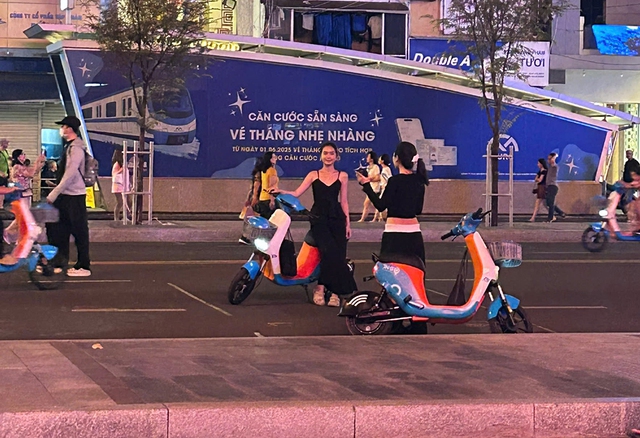 Người trẻ đang dần 'phải l&ograve;ng' giao th&ocirc;ng c&ocirc;ng cộng - Ảnh 1.