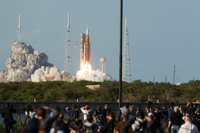 Phi h&agrave;nh gia NASA khởi h&agrave;nh l&ecirc;n mặt trăng- Ảnh 3.