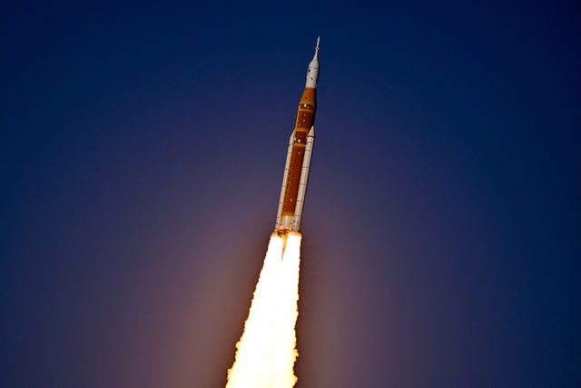 Phi h&agrave;nh gia NASA khởi h&agrave;nh l&ecirc;n mặt trăng- Ảnh 2.