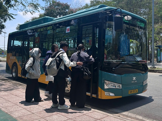 Người trẻ đang dần 'phải l&ograve;ng' giao th&ocirc;ng c&ocirc;ng cộng - Ảnh 3.
