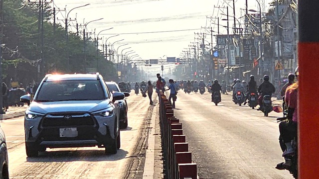 TP.HCM: C&ocirc;ng nh&acirc;n liều m&igrave;nh leo dải ph&acirc;n c&aacute;ch băng qua tỉnh lộ 8 - Ảnh 3.