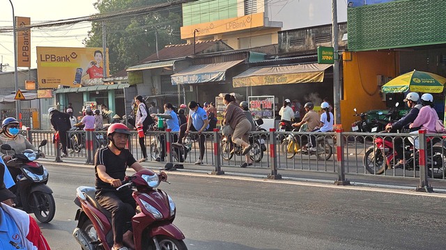 TP.HCM: C&ocirc;ng nh&acirc;n liều m&igrave;nh leo dải ph&acirc;n c&aacute;ch băng qua tỉnh lộ 8 - Ảnh 4.