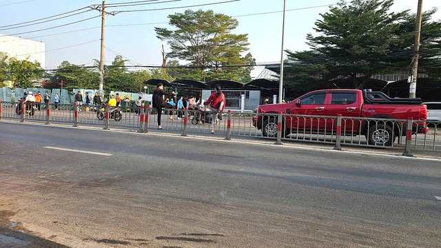 TP.HCM: C&ocirc;ng nh&acirc;n liều m&igrave;nh leo dải ph&acirc;n c&aacute;ch băng qua tỉnh lộ 8 - Ảnh 2.