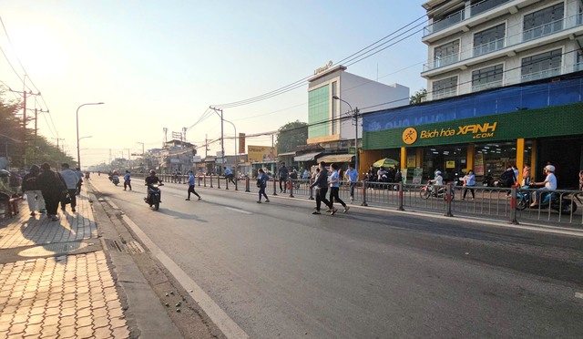 TP.HCM: C&ocirc;ng nh&acirc;n liều m&igrave;nh leo dải ph&acirc;n c&aacute;ch băng qua tỉnh lộ 8 - Ảnh 5.