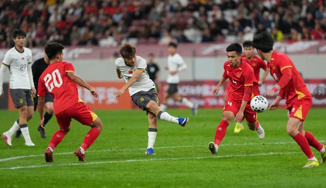 HLV Trung Quốc nhận xét bất ngờ về U.23 Việt Nam, thủ môn Cao Văn Bình nói thẳng điều này- Ảnh 1. HLV Trung Quốc nhận xét bất ngờ về U.23 Việt Nam, thủ môn Cao Văn Bình nói thẳng điều này- Ảnh 1.