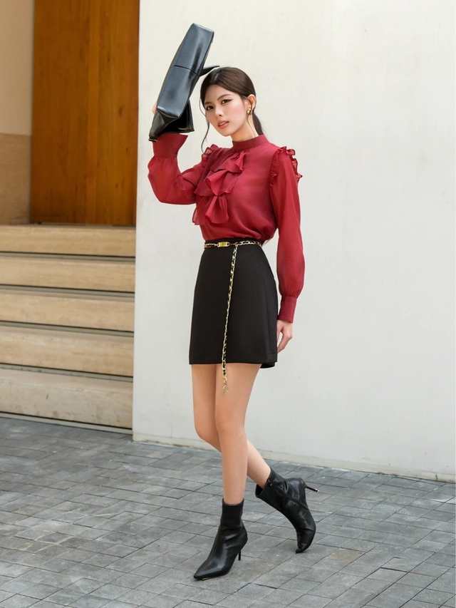 Sắc đỏ nồng nàn kết hợp đen huyền bí tạo diện mạo thời thượng- Ảnh 6.