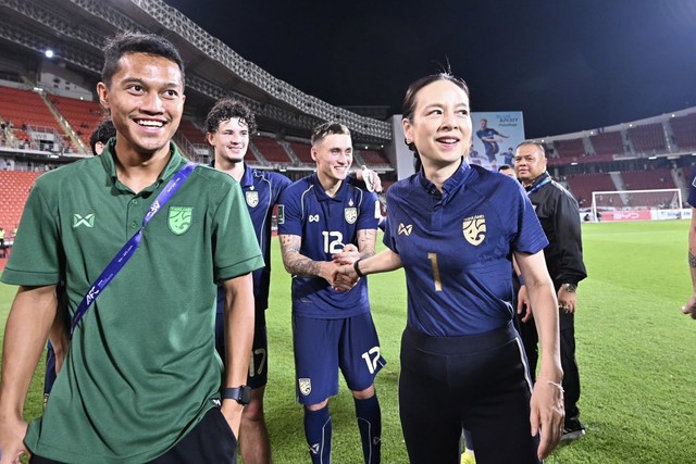 Madam Pang v&agrave; đội tuyển Th&aacute;i Lan sắp phải nộp phạt 500 triệu đồng v&igrave; Chanathip&hellip; đốt ph&aacute;o s&aacute;ng- Ảnh 1.