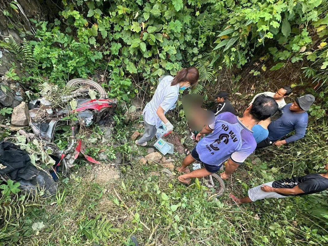 Xe máy lao xuống vực, nửa ngày mới được phát hiện, vợ tử vong, chồng bị thương nặng- Ảnh 1. Xe máy lao xuống vực, nửa ngày mới được phát hiện, vợ tử vong, chồng bị thương nặng- Ảnh 1.