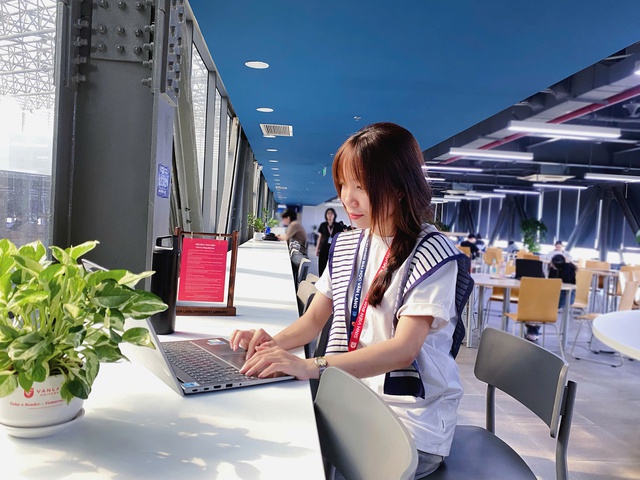 Nắng n&oacute;ng TP.HCM: Khi một chỗ ngồi m&aacute;t cũng phải&hellip; t&iacute;nh to&aacute;n - Ảnh 1.