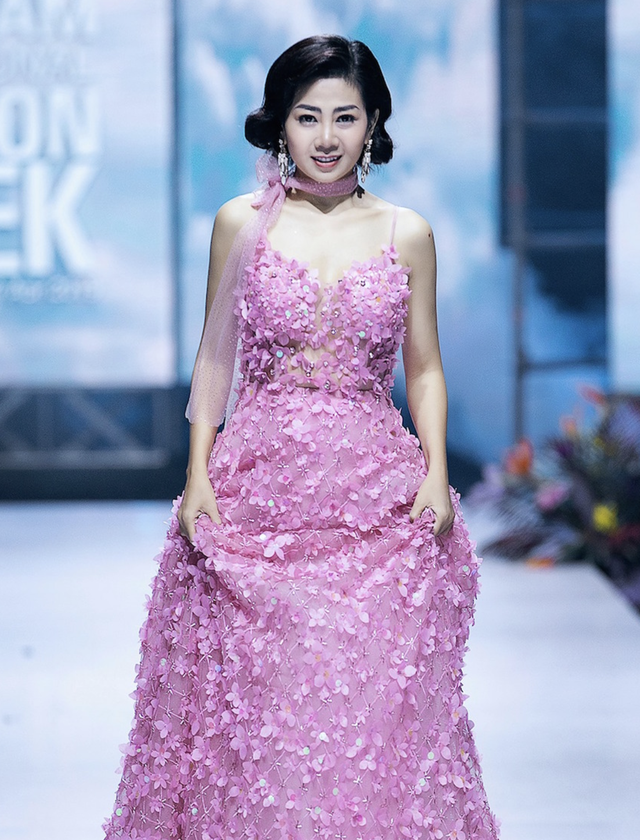 NSƯT Hạnh Th&uacute;y đăng ảnh cũ b&ecirc;n cố diễn vi&ecirc;n Mai Phương g&acirc;y x&uacute;c động - Ảnh 1.