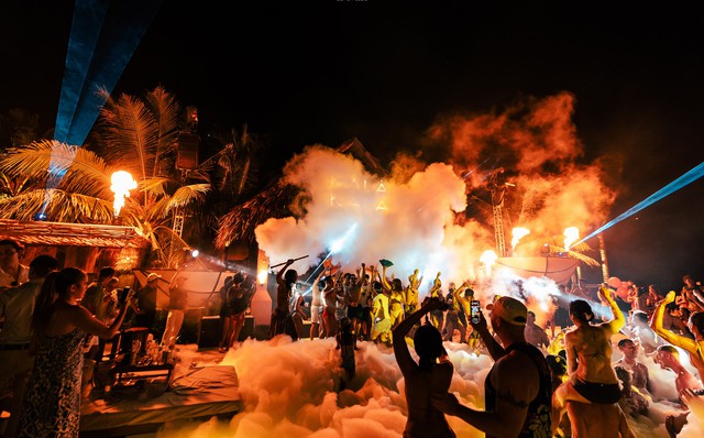 Biển Đ&agrave; Nẵng hấp dẫn hơn với pool party Columbo - Ảnh 4.