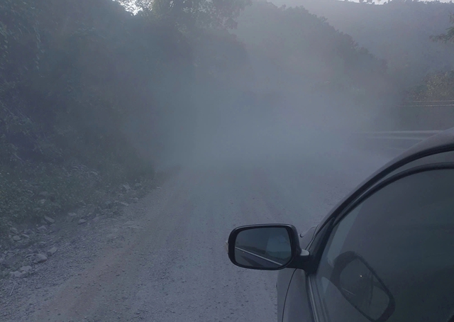 Đường Hồ Ch&iacute; Minh m&ugrave; mịt bụi thi c&ocirc;ng, t&agrave;i xế 'd&ograve; đường' giữa ban ng&agrave;y- Ảnh 1.