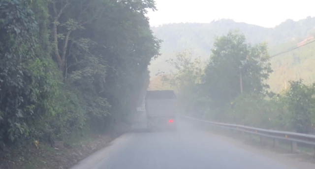 Đường Hồ Ch&iacute; Minh m&ugrave; mịt bụi thi c&ocirc;ng, t&agrave;i xế 'd&ograve; đường' giữa ban ng&agrave;y- Ảnh 3.