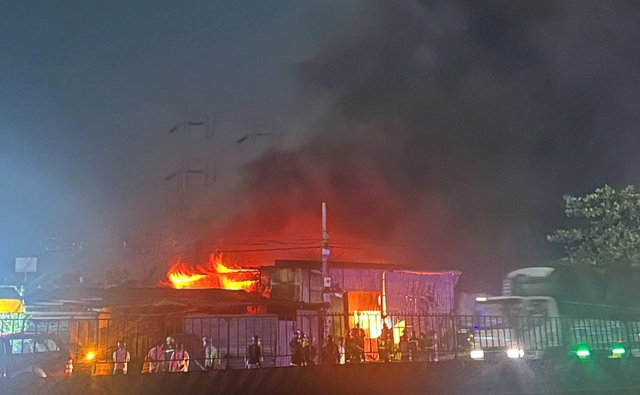 Nhiều người kịp tho&aacute;t ra khỏi căn nh&agrave; ch&aacute;y - Ảnh 1.