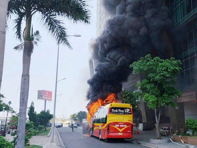 Ch&aacute;y xe kh&aacute;ch tại Nha Trang 2026: Cột kh&oacute;i đen bốc cao giữa phố - Ảnh 2.