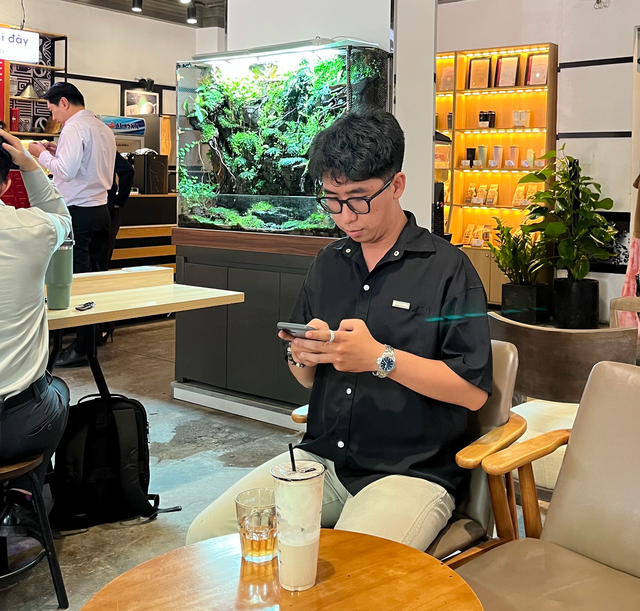 Nắng n&oacute;ng TP.HCM: Khi một chỗ ngồi m&aacute;t cũng phải&hellip; t&iacute;nh to&aacute;n - Ảnh 2.