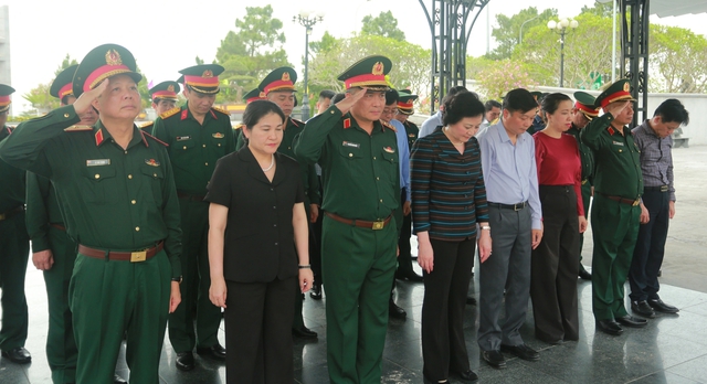 Ph&oacute; thủ tướng Phạm Thị Thanh Tr&agrave; d&acirc;ng hương tưởng niệm liệt sĩ tại Quảng Trị - Ảnh 3.