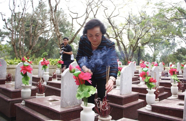 Ph&oacute; thủ tướng Phạm Thị Thanh Tr&agrave; d&acirc;ng hương tưởng niệm liệt sĩ tại Quảng Trị - Ảnh 2.