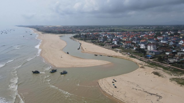 Cửa s&ocirc;ng bị bồi lấp, h&agrave;ng trăm t&agrave;u c&aacute; kh&ocirc;ng thể ra v&agrave;o- Ảnh 1.