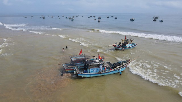 Cửa s&ocirc;ng bị bồi lấp, h&agrave;ng trăm t&agrave;u c&aacute; kh&ocirc;ng thể ra v&agrave;o- Ảnh 2.