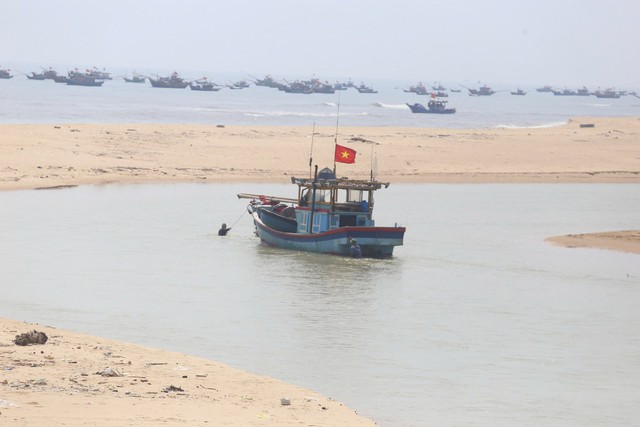 Cửa s&ocirc;ng bị bồi lấp, h&agrave;ng trăm t&agrave;u c&aacute; kh&ocirc;ng thể ra v&agrave;o- Ảnh 3.