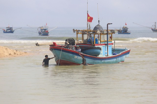 Cửa s&ocirc;ng bị bồi lấp, h&agrave;ng trăm t&agrave;u c&aacute; kh&ocirc;ng thể ra v&agrave;o- Ảnh 4.