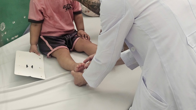 B&aacute;c sĩ cảnh b&aacute;o dấu hiệu tay ch&acirc;n miệng nguy hiểm hơn nổi ban v&agrave; lo&eacute;t miệng - Ảnh 1.