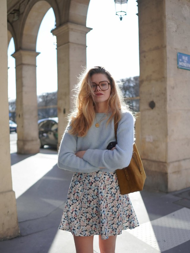 Chân váy cổ điển, chân váy hoa là tâm điểm của phong cách đường phố - Ảnh 1.