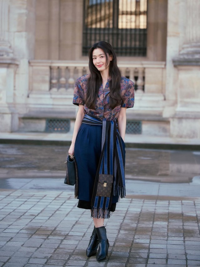 Chân váy cổ điển, chân váy hoa là tâm điểm của phong cách đường phố - Ảnh 5.