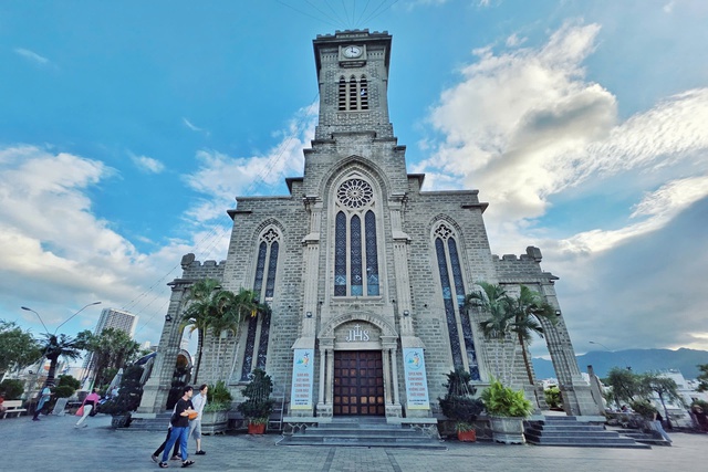 Nh&agrave; thờ Ch&aacute;nh t&ograve;a Nha Trang - Ngọn th&aacute;p đ&aacute; vươn giữa trời biển- Ảnh 1.