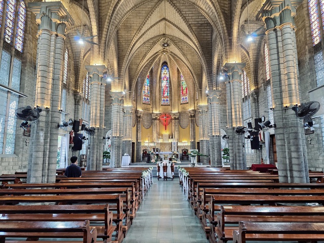 Nh&agrave; thờ Ch&aacute;nh t&ograve;a Nha Trang - Ngọn th&aacute;p đ&aacute; vươn giữa trời biển- Ảnh 2.