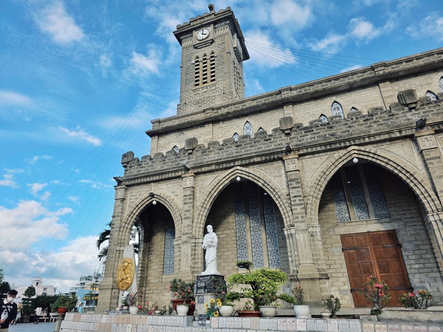 Nh&agrave; thờ Ch&aacute;nh t&ograve;a Nha Trang - Ngọn th&aacute;p đ&aacute; vươn giữa trời biển- Ảnh 5.