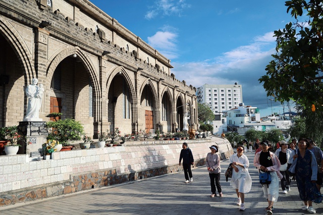 Nh&agrave; thờ Ch&aacute;nh t&ograve;a Nha Trang - Ngọn th&aacute;p đ&aacute; vươn giữa trời biển- Ảnh 6.