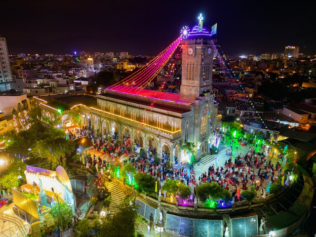 Nh&agrave; thờ Ch&aacute;nh t&ograve;a Nha Trang - Ngọn th&aacute;p đ&aacute; vươn giữa trời biển- Ảnh 8.