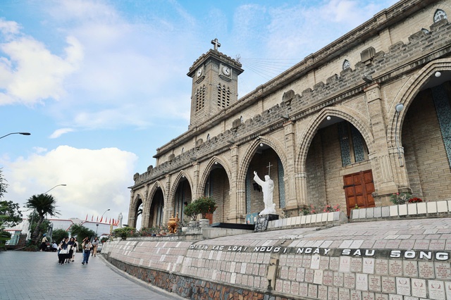 Nh&agrave; thờ Ch&aacute;nh t&ograve;a Nha Trang - Ngọn th&aacute;p đ&aacute; vươn giữa trời biển- Ảnh 4.
