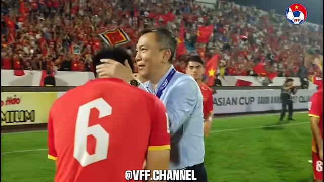 Ho&agrave;ng H&ecirc;n bế con Duy Mạnh, Xu&acirc;n Son hạnh ph&uacute;c b&ecirc;n gia đ&igrave;nh nhỏ ăn mừng chiến thắng đội tuyển Malaysia- Ảnh 7.