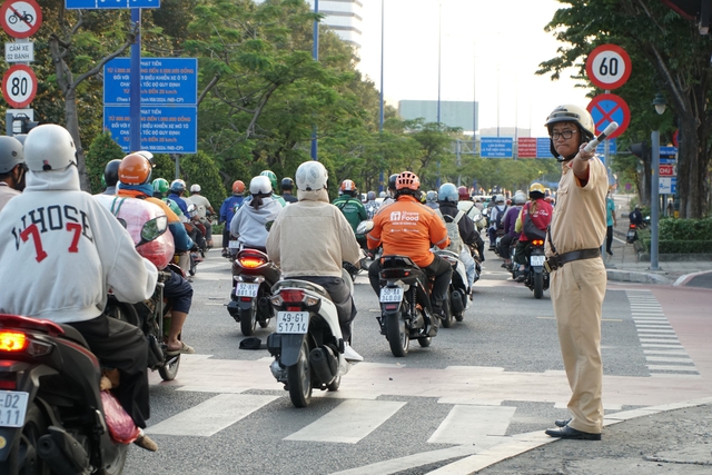 CSGT TP.HCM tăng cường điều tiết tại Mai Ch&iacute; Thọ, 'hạ nhiệt' &ugrave;n ứ giờ cao điểm - Ảnh 1.