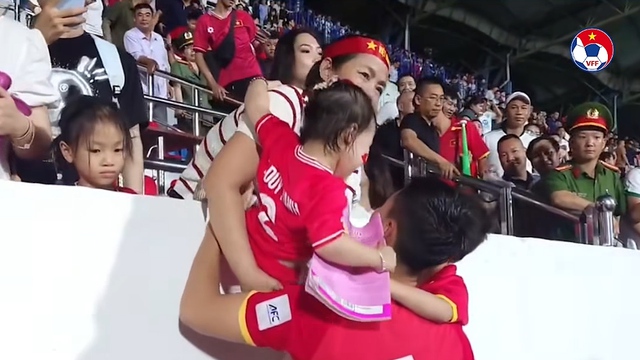 Ho&agrave;ng H&ecirc;n bế con Duy Mạnh, Xu&acirc;n Son hạnh ph&uacute;c b&ecirc;n gia đ&igrave;nh nhỏ ăn mừng chiến thắng đội tuyển Malaysia- Ảnh 5.