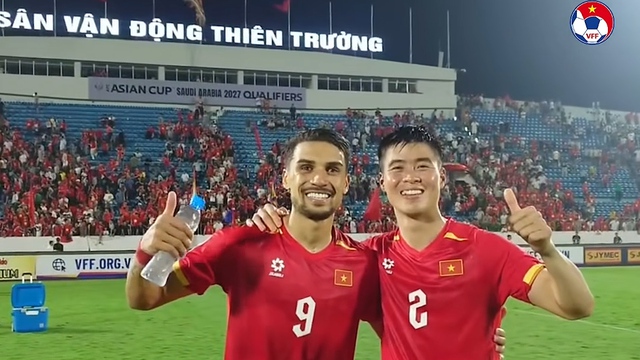 Ho&agrave;ng H&ecirc;n bế con Duy Mạnh, Xu&acirc;n Son hạnh ph&uacute;c b&ecirc;n gia đ&igrave;nh nhỏ ăn mừng chiến thắng đội tuyển Malaysia- Ảnh 4.