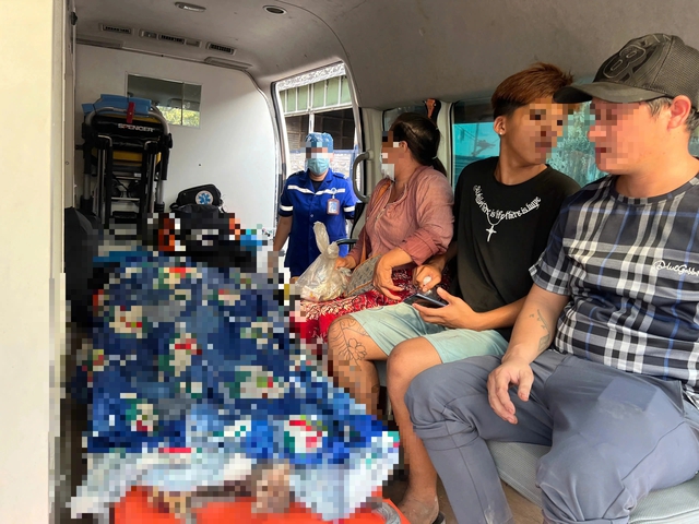 TP.HCM: Khom người nhặt ve chai, b&agrave; cụ b&aacute;n v&eacute; số bị xe tải t&ocirc;ng tử vong- Ảnh 1.