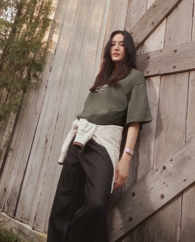 Làm mới tủ đồ mùa hè với quần jeans ống rộng trẻ trung - Ảnh 11.