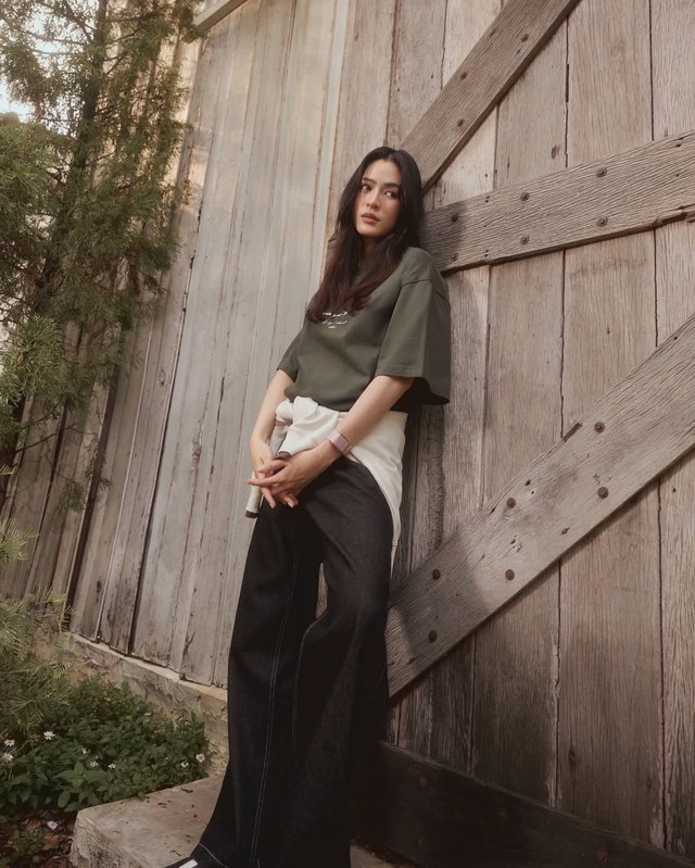 Làm mới tủ đồ mùa hè với quần jeans ống rộng trẻ trung - Ảnh 10.