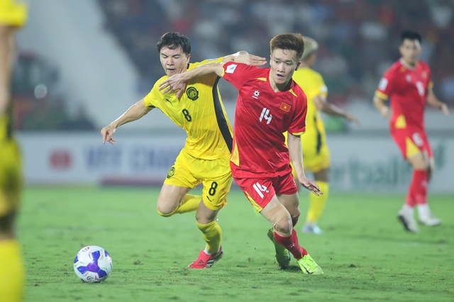 Ho&agrave;ng Đức bị qu&aacute; tải sau trận đội tuyển Việt Nam thắng Malaysia, tạm hạn chế hoạt động khớp gối- Ảnh 1.