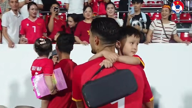 Ho&agrave;ng H&ecirc;n bế con Duy Mạnh, Xu&acirc;n Son hạnh ph&uacute;c b&ecirc;n gia đ&igrave;nh nhỏ ăn mừng chiến thắng đội tuyển Malaysia- Ảnh 6.