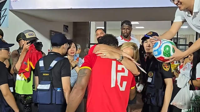 Ho&agrave;ng H&ecirc;n bế con Duy Mạnh, Xu&acirc;n Son hạnh ph&uacute;c b&ecirc;n gia đ&igrave;nh nhỏ ăn mừng chiến thắng đội tuyển Malaysia- Ảnh 3.