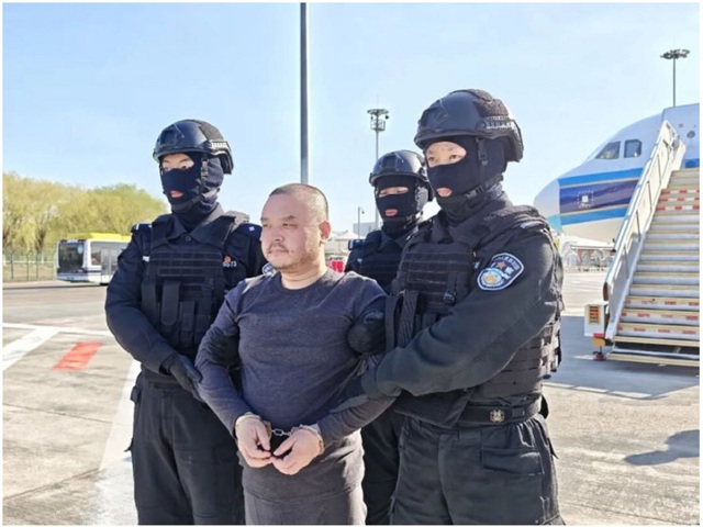 C&ocirc;ng an Trung Quốc dẫn độ một tr&ugrave;m lừa đảo từ Campuchia - Ảnh 1.