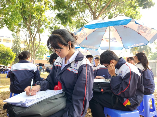 V&igrave; sao nhiều học sinh th&iacute;ch luyện thi tr&ecirc;n mạng hơn đi học th&ecirc;m? - Ảnh 4.